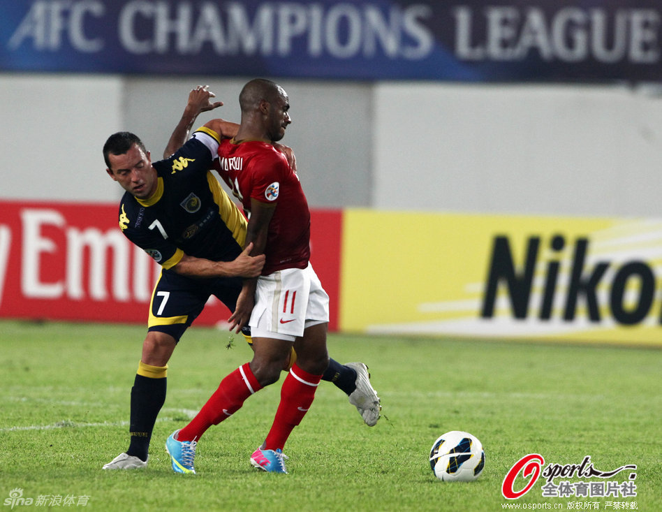 Muriqui fouled by defender. 