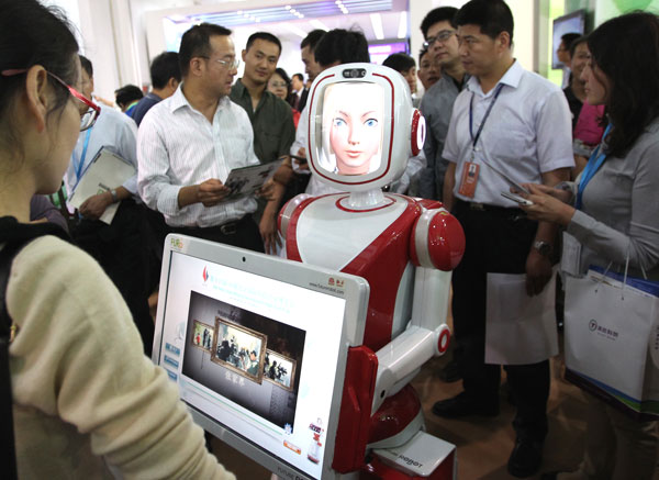 An intelligent robot that can interact with people attracts visitors to the expo. [Photo / China Daily]