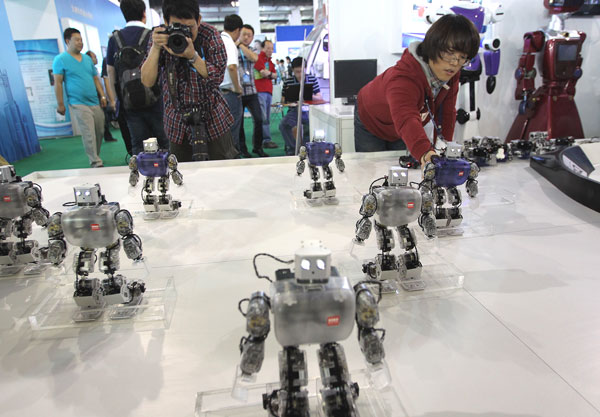 Robots designed by the Chinese Academy of Sciences grab the spotlight at the 16th China Beijing International High-Tech Expo, which opened in Beijing on Wednesday. [Photo / China Daily]