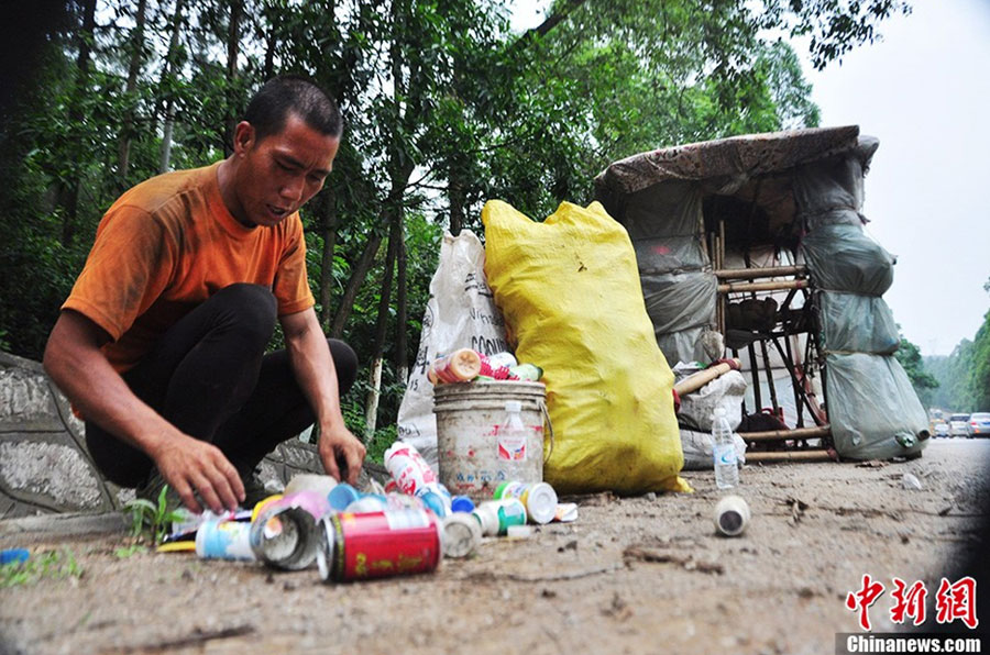 Liu Lingchao makes a living by selling recyclable trash such as empty plastic bottles on Tuesday, May 21, 2013. [Photo/chinanews.cn]