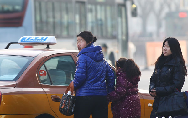 People try to take taxis during rush hours in the morning, in Beijing, Jan 16, 2013. [Photo/Asianewsphoto] 