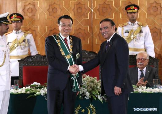Chinese Premier Li Keqiang (L) and Pakistani President Asif Ali Zardari shake hands during a medal conferring ceremony in Islamabad, Pakistan, May 22, 2013. [Xinhua] 
