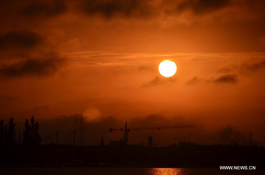 Photo taken on May 23, 2013 shows the scenery of sunset after rainfall in Yumen City, northwest China's Gansu Province, May 23, 2013. (Xinhua/Wan Zongping)