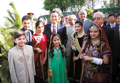 Premier Li Keqiang plants a friendship tree with local children in Islamabad on May 23, 2013. [Xinhua photo]