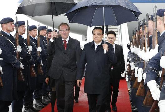 Chinese Premier Li Keqiang arrives at the airport in Berlin, capital of Germany, May 25, 2013, starting an official visit to the European country. [Xinhua]