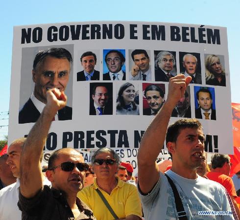 Portuguese demonstrators protest against the government's implementation of tough austerity measures in Lisbon on May 25, 2013. [Xinhua]