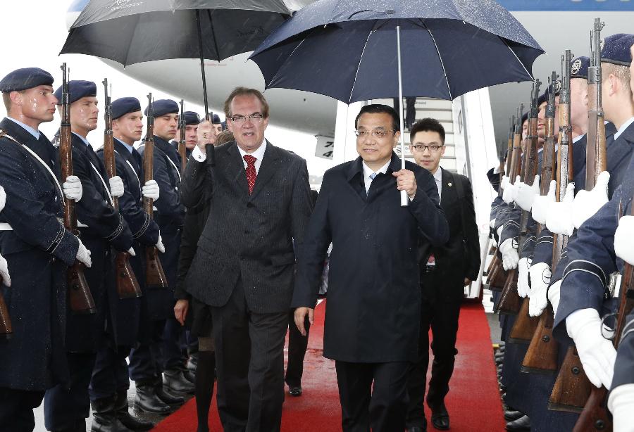 Chinese Premier Li Keqiang arrives at the airport in Berlin, capital of Germany, May 25, 2013, starting an official visit to the European country.