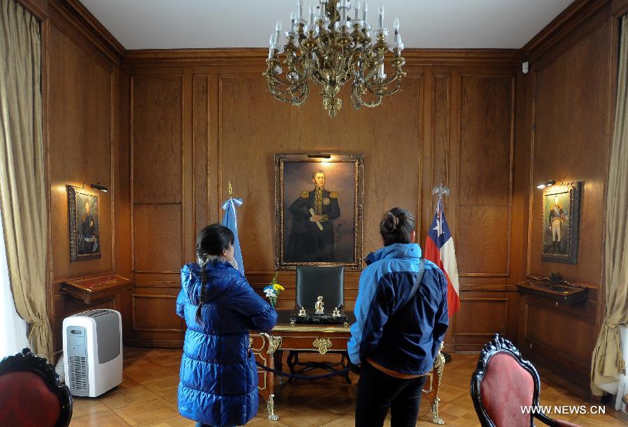 Residents visit the Santiago Cathedral on the Cultural Heritage Day, in Santiago, capital of Chile, May 26, 2013