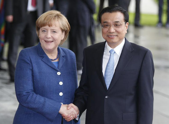 Chinese Premier Li Keqiang (R) shakes hands with German Chancellor Angela Merkel at a welcoming ceremony in Berlin, capital of German, May 26, 2013. [Photo/Xinhua]     