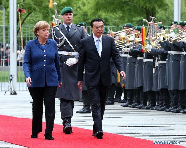 Chinese Premier Li Keqiang (front R) attends a welcoming ceremony held by German Chancellor Angela Merkel (L) in Berlin, capital of German, May 26, 2013. [Photo/Xinhua]