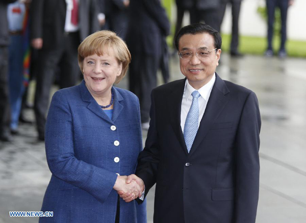 Chinese Premier Li Keqiang (front R) attends a welcoming ceremony held by German Chancellor Angela Merkel (L) in Berlin, capital of German, May 26, 2013.
