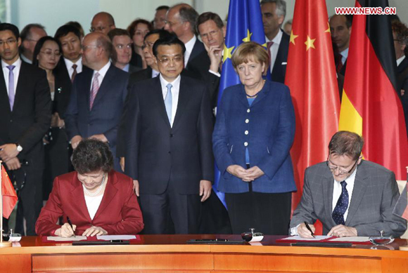 Chinese Premier Li Keqiang (L Center) and German Chancellor Angela Merkel (R Center) attend a signing ceremony after their talks in Berlin, capital of Germany, May 26, 2013.