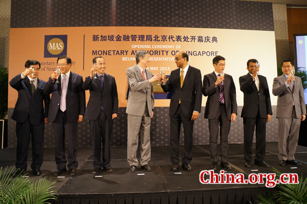 Governor of the PBOC Zhou Xiaochuan (4L) and Mr. Tharman Shanmugaratnam (4R), Deputy Prime Minister of Singapore and Chairman of MAS, and other guests toast the opening of MAS' Beijing Office.