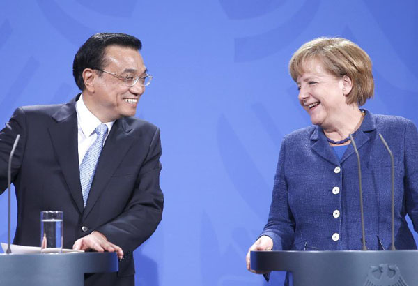 Chinese Premier Li Keqiang (L) and German Chancellor Angela Merkel attend a joint press conference after their talks in Berlin, capital of Germany, May 26, 2013. [Photo/Xinhua]