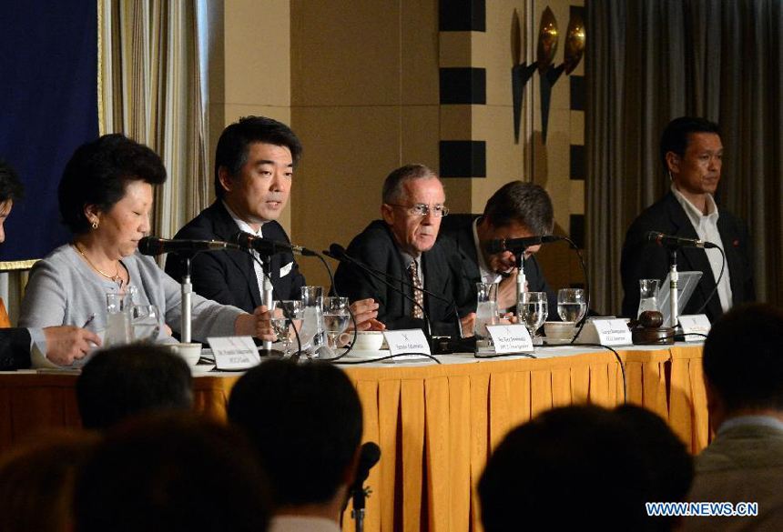 Osaka Mayor Toru Hashimoto (2nd L) speaks during a press conference at the Foreign Correspondents&apos; Club of Japan in Tokyo, May 27, 2013. Toru Hashimoto on Monday denied his remarks on wartime so-called &apos;comfort women&apos; at Foreign Correspondents&apos; Club of Japan, saying it was not his intention at all to say women who were used as sexual slaves during wartime are necessary.