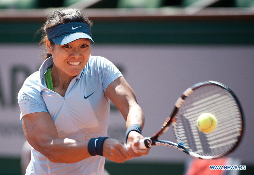 Li Na of China hits a return during her women&apos;s singles first round match against Anabel Medina Garrigues of Spain on day 2 of the 2013 French Open tennis tournament at Roland Garros in Paris, France, May 27, 2013. Li Na won 2-0. 