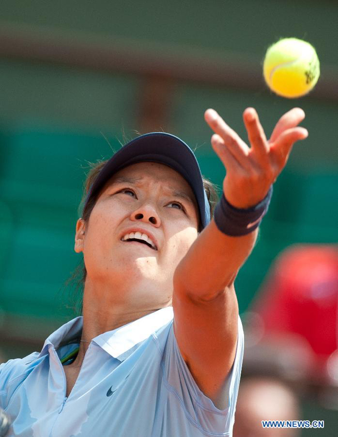 Li Na of China serves the ball during her women&apos;s singles first round match against Anabel Medina Garrigues of Spain on day 2 of the 2013 French Open tennis tournament at Roland Garros in Paris, France, May 27, 2013. Li Na won 2-0.