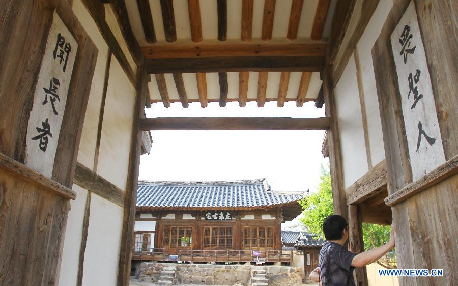 Hahoe Village, as one of the hottest tourism destinations in Andong City, S.Korea, is the village from which the Ryu family originated and where its members have lived together for 600 years. It is a place where tile-roofed and straw-roofed houses have been quite well preserved for a long time. This village is especially well known as the birth place of Joseon Dynasty: the latter was prime minister during the period of the Japanese invasion (from 1592 to 1598).