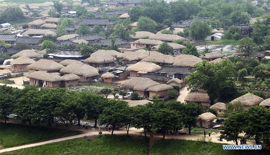 Hahoe Village, as one of the hottest tourism destinations in Andong City, S.Korea, is the village from which the Ryu family originated and where its members have lived together for 600 years. It is a place where tile-roofed and straw-roofed houses have been quite well preserved for a long time. This village is especially well known as the birth place of Joseon Dynasty: the latter was prime minister during the period of the Japanese invasion (from 1592 to 1598).