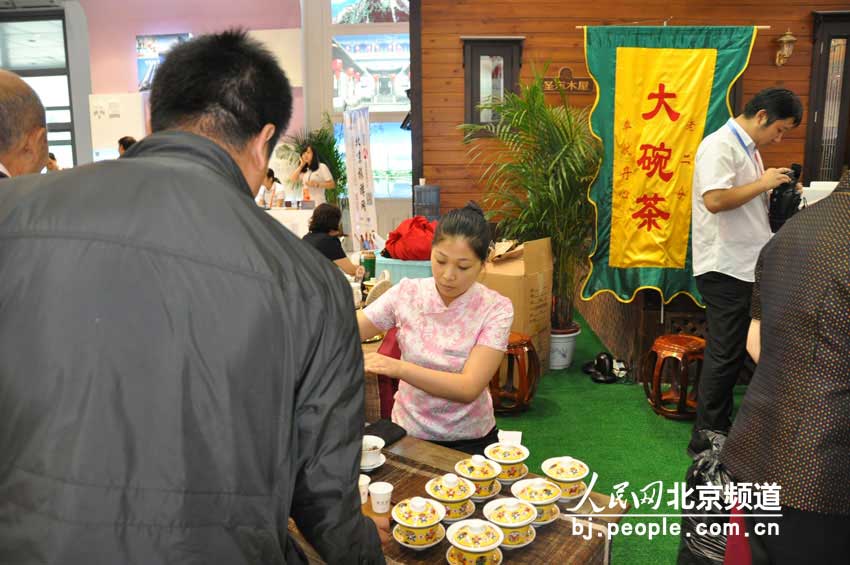 北京的大碗茶出现在京交会上。 人民网 董纬摄
