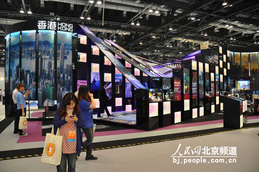 香港馆的展台，给人很强的现代气息。 人民网 董纬摄