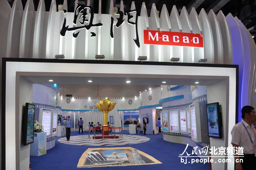 澳门馆里面有一朵金莲花的雕像。 人民网 董纬摄