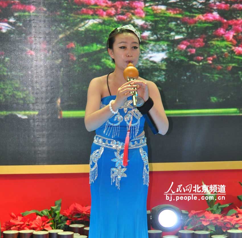 云南馆的少数民族声乐表演吸引了大批游客。 人民网 董纬摄