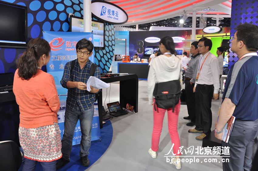 视频云的展台吸引了大批游客参观。 人民网 董纬摄