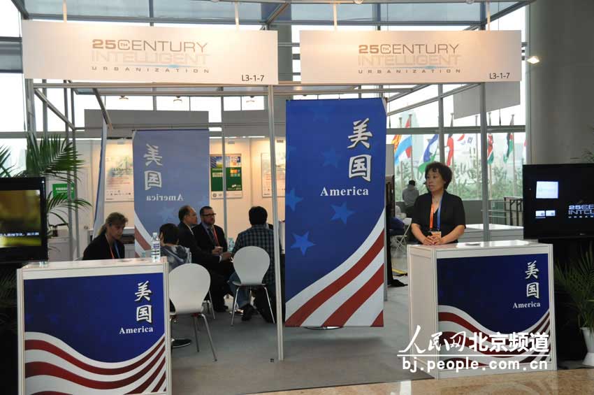 美国馆展台 人民网 董纬摄 