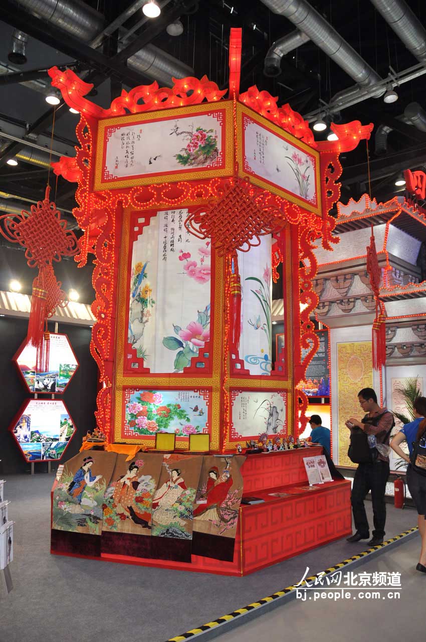 展馆现场的特大灯笼 人民网 董纬摄