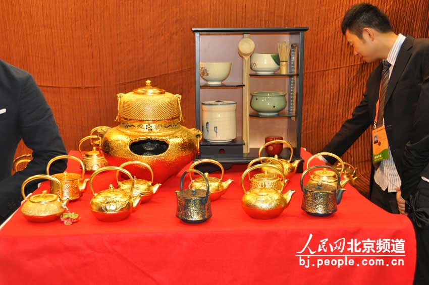 日本馆展出的精致茶具。 人民网 董纬摄