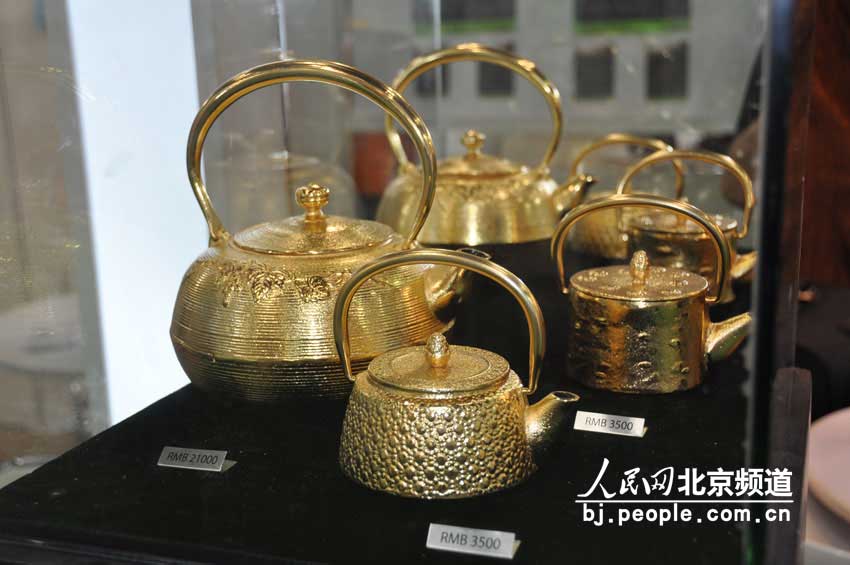 日本馆展出的精致茶具。 人民网 董纬摄