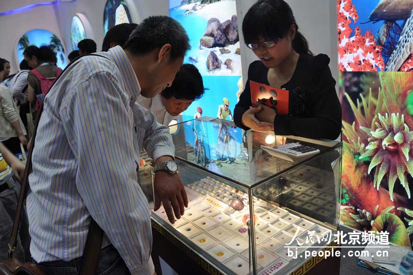 一位游客在挑选斯里兰卡的宝石。 人民网 董纬摄