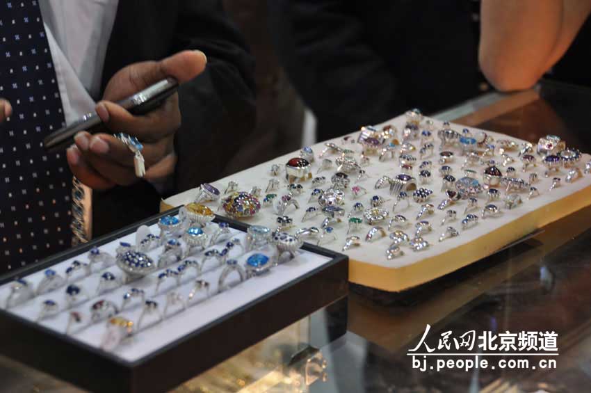 斯里兰卡馆展出的宝石吸引了女士们的目光。 人民网 董纬摄