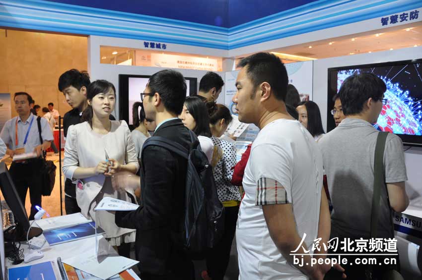 三星的展馆吸引了大批的观众。 人民网 董纬摄