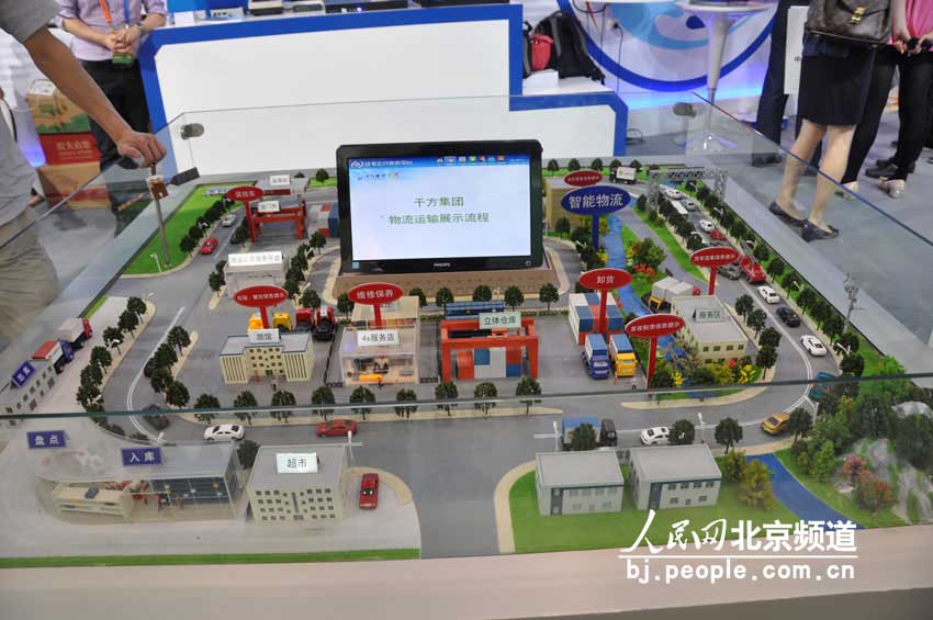 现场展出的猥琐模型。 人民网 董纬摄