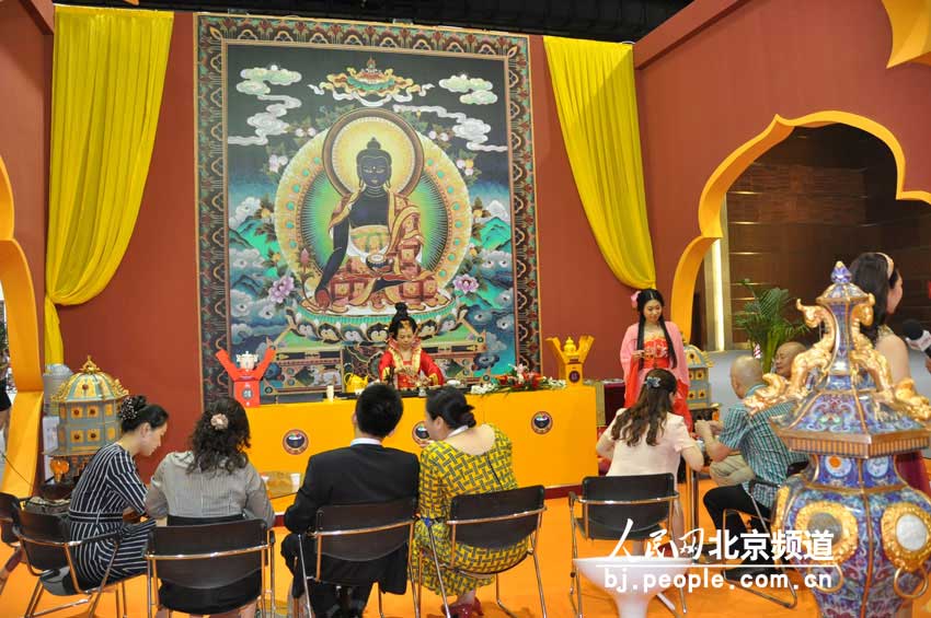 现场的茶艺表演吸引了很多人体验。 人民网 董纬摄