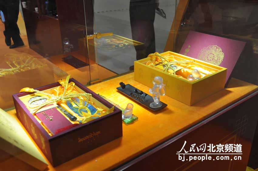 现场展出的文化产品。 人民网 董纬摄