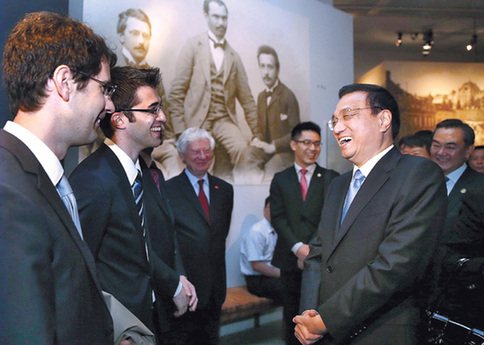Premier Li Keqiang shares a light moment with some Swiss youths during his visit to the Einstein Museum in Bern, Switzerland, on May 25. [Xinhua photo]