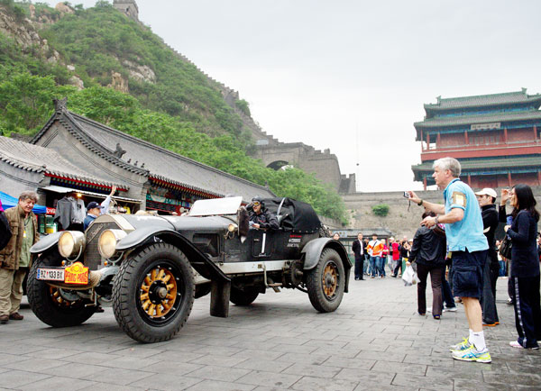 An entrant passes the Juyongguan section of the Great Wall in Beijing on Tuesday. Ninety-six classic and vintage cars from 26 countries set off from the Great Wall, and will cover a 12,500-km route to Paris in 33 days on the 2013 Peking to Paris Motor Challenge. [Photo / China Daily]