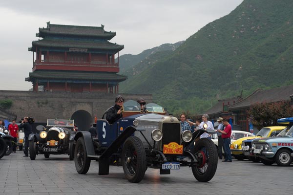 The Beijing-to-Paris classic car rally starts at Juyongguan section of the Great Wall, Beijing, May 28, 2013.[Photo by Wei Xiaohao/Asianewsphoto] 