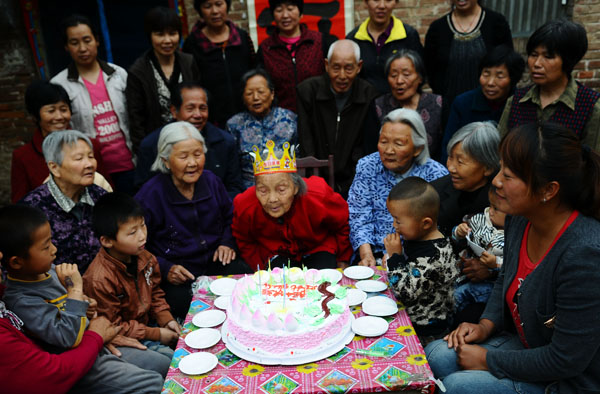 Wang Jingzhi celebrates her 113th birthday with family and neighbors in Yanggu county, Liaocheng city, East China's Shandong province May 27, 2013. 