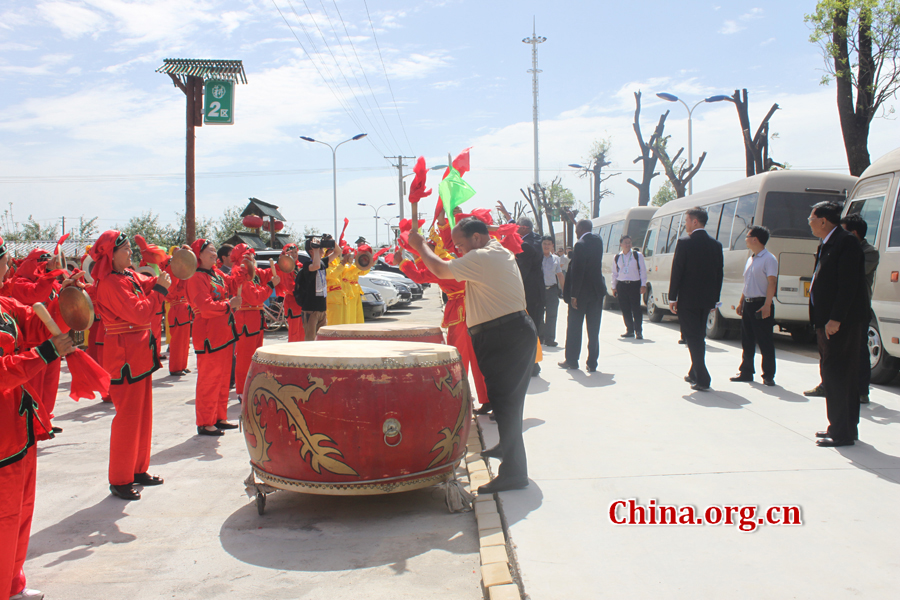 Baicun villagers welcoming the visiting Asian party leaders. More than 50 Asian party leaders visited Baicun Village, a modern ecological village, on May 29, 2013, on the sidelines of the ICAPP Special Conference held in Xi'an from May 30-31.