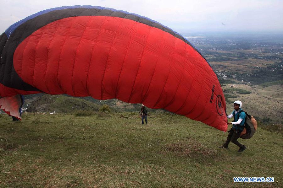 KASHMIR-SRINAGAR-PARAGLIDING