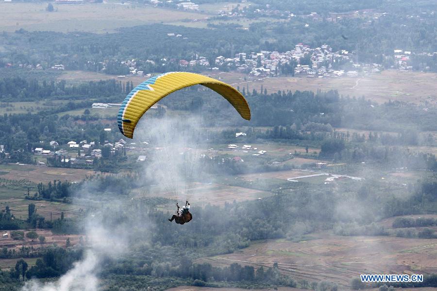 KASHMIR-SRINAGAR-PARAGLIDING