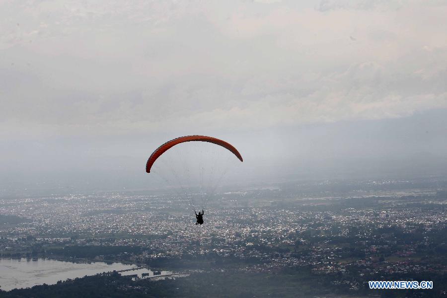 KASHMIR-SRINAGAR-PARAGLIDING