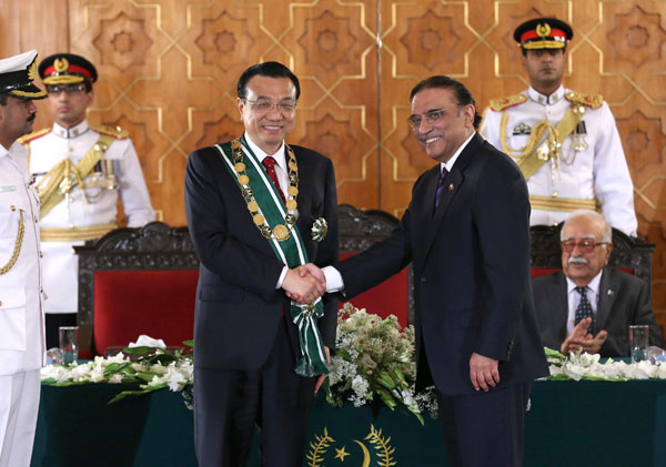 5月22日，巴基斯坦总统扎尔达里在伊斯兰堡举行隆重仪式，向对巴基斯坦进行正式访问的国务院总理李克强颁发巴最高勋章“巴基斯坦勋章”。[新华社 庞兴雷 摄]