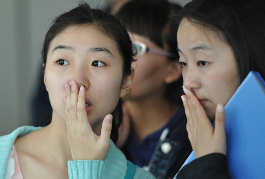 College students talk in a job fair held in Xi’an, Shaanxi Province, on May 29, 2013. China will see a record-high 6.99 million people graduate from college this year, up 2.8 percent year on year, according to official figures. [Xinhua photo] 