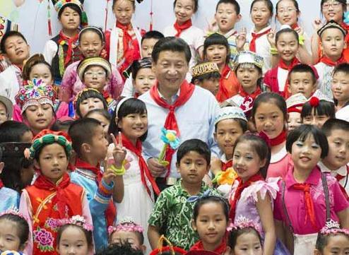 Chinese President Xi Jinping (C) talks with children about environmental protection during a children's activity in Beijing, capital of China, May 29, 2013. [Xinhua]