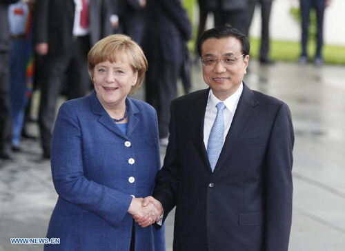 Chinese Premier Li Keqiang (front R) attends a welcoming ceremony held by German Chancellor Angela Merkel (L) in Berlin, capital of German, May 26, 2013. [Photo/Xinhua] 